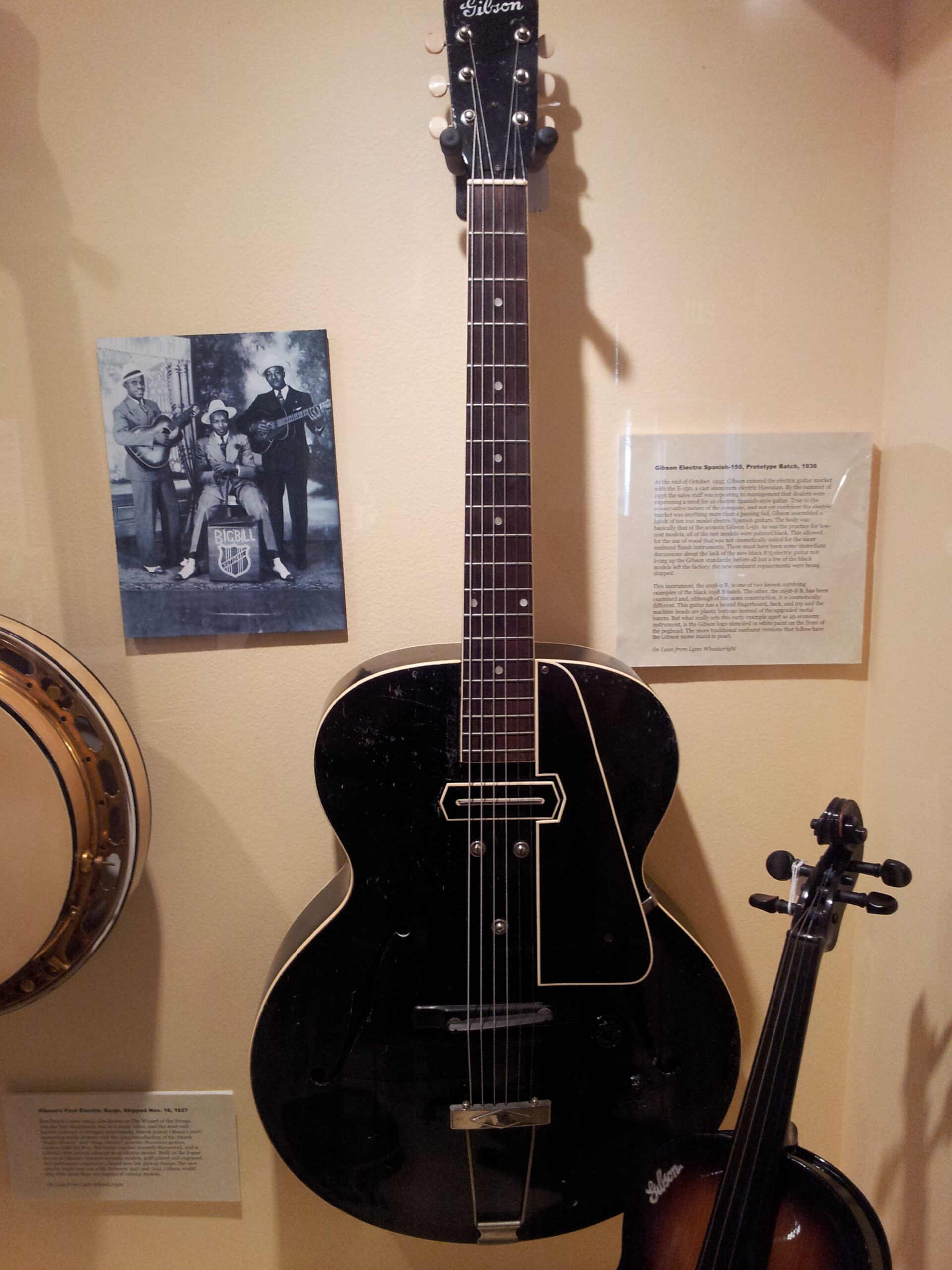 Memphis Minnie (Flickr: Gibson spanish guitar prototype (1936), CC BY-SA 2.0)