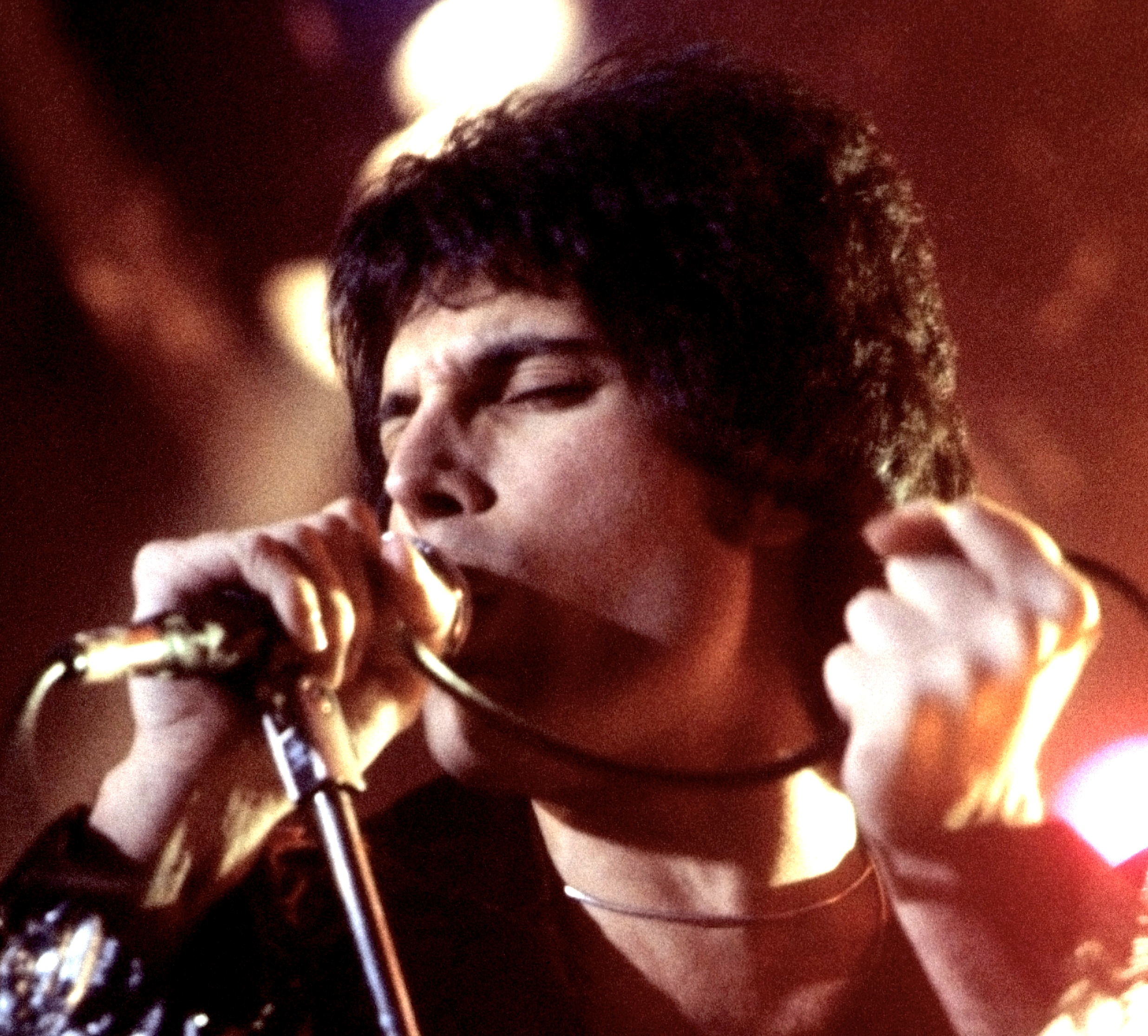Bohemian Rhapsody by Queen (By Freddie_Mercury_performing_in_New_Haven,_CT,_November_1978.jpg: *FreddieMercurySinging21978.jpg: Carl Lender
derivative work: Lošmi
derivative work: Morn (talk), CC BY-SA 3.0)