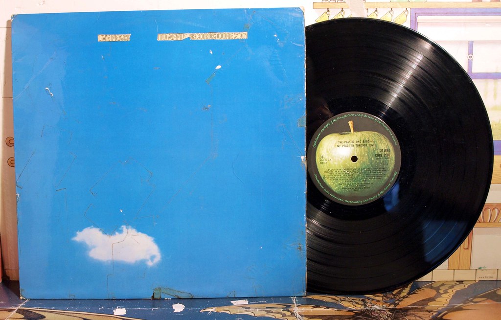 Imagine by John Lennon (badgreeb RECORDS - art -photos, Flickr, CC BY-SA 2.0)